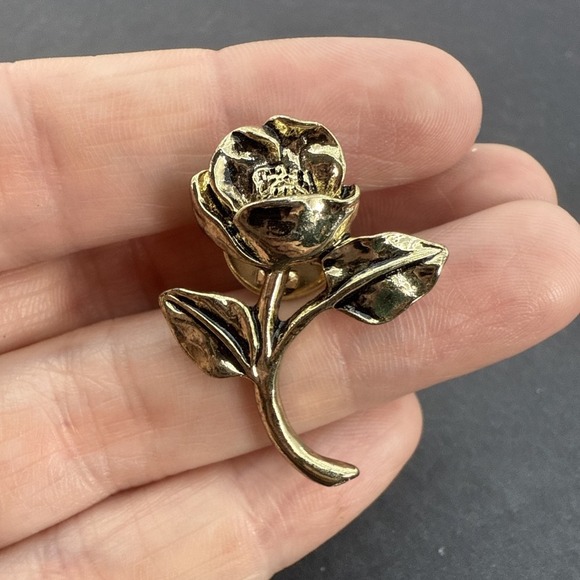 The Unbranded Brand Jewelry - Vintage  Brushed Gold Tone Leaf Flower Rose Brooch Pin